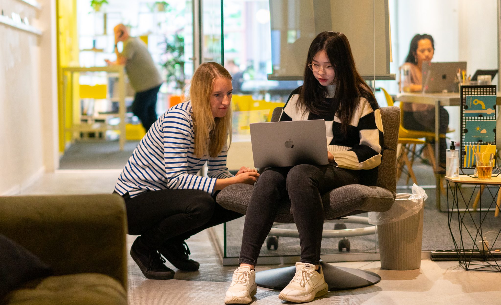 Collega's helpen elkaar