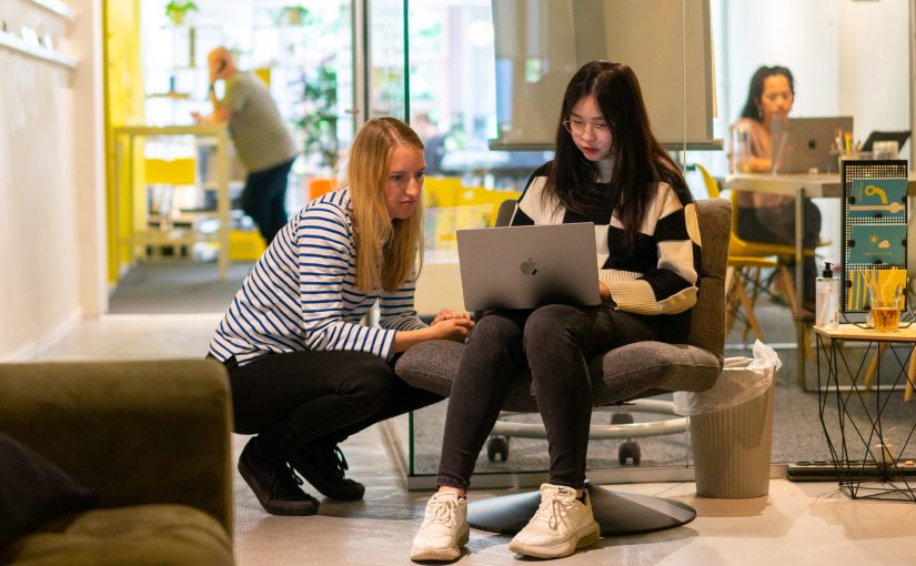 Collega's helpen elkaar